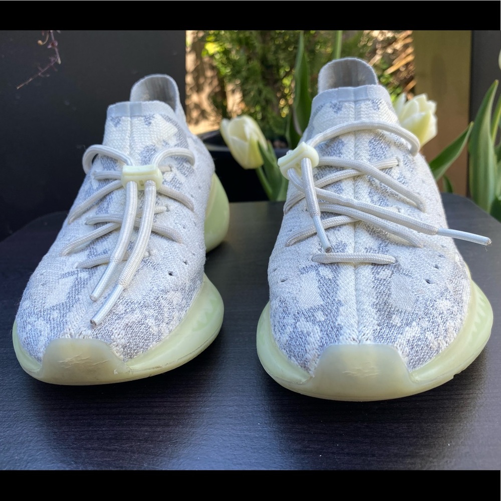 White Yeezy 380 - Boy size 3 w/out box